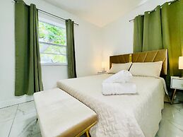 Modern 2-bedroom Retreat Near Beach Airport