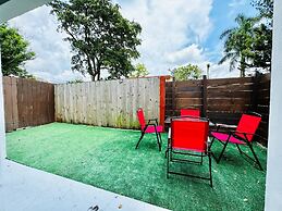 Modern 2-bedroom Retreat Near Beach Airport