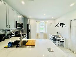 Modern 2-bedroom Retreat Near Beach Airport