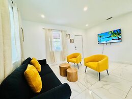 Modern 2-bedroom Retreat Near Beach Airport