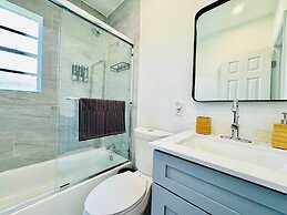 Modern 2-bedroom Retreat Near Beach Airport