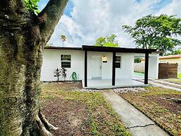 Modern 2-bedroom Retreat Near Beach Airport