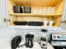 Modern 2-bedroom Retreat Near Beach Airport