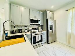 Modern 2-bedroom Retreat Near Beach Airport