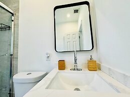 Modern 2-bedroom Retreat Near Beach Airport