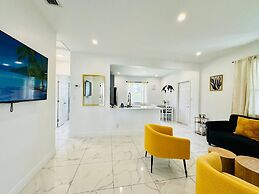 Modern 2-bedroom Retreat Near Beach Airport