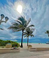 Modern 2-bedroom Retreat Near Beach Airport