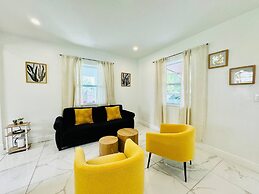 Modern 2-bedroom Retreat Near Beach Airport