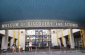 Modern 2-bedroom Retreat Near Beach Airport