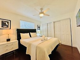 Riverfront King Bed Pool Nearby Beach