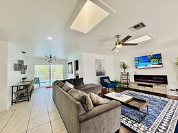 Riverfront King Bed Pool Nearby Beach