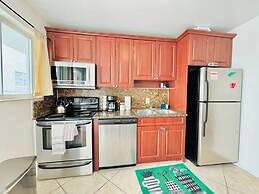 NEW Top Location King bed Free Parking