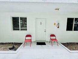 NEW Top Location King bed Free Parking