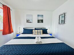 NEW Top Location King bed Free Parking