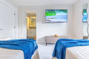 Beachside Bliss Lush Private Pool BBQ King Bed