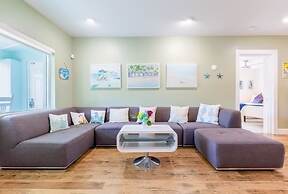 Beachside Bliss Lush Private Pool BBQ King Bed