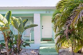 Beachside Bliss Lush Private Pool BBQ King Bed