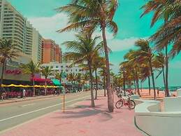 Beachside Bliss Lush Private Pool BBQ King Bed