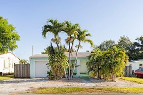 Beachside Bliss Lush Private Pool BBQ King Bed
