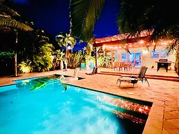 Beachside Bliss Lush Private Pool BBQ King Bed