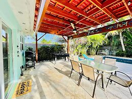 Beachside Bliss Lush Private Pool BBQ King Bed