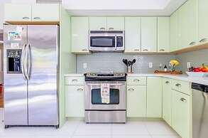 Beachside Bliss Lush Private Pool BBQ King Bed