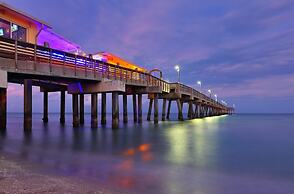 Beachside Bliss Lush Private Pool BBQ King Bed