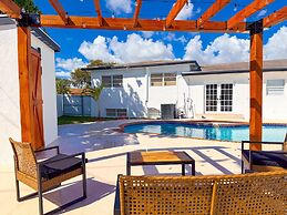 NEW Luxury 5BR Villa Private Pool BBQ Game Room