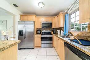 Stylish 2-story Home Pool