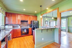 On-site Hiking: Expansive Retreat in Kingsport!