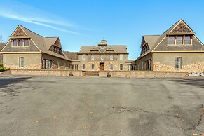 On-site Hiking: Expansive Retreat in Kingsport!