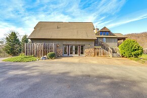 On-site Hiking: Expansive Retreat in Kingsport!