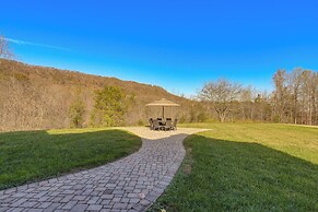 On-site Hiking: Expansive Retreat in Kingsport!
