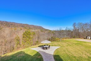 On-site Hiking: Expansive Retreat in Kingsport!
