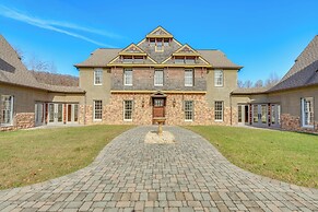 On-site Hiking: Expansive Retreat in Kingsport!