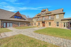 On-site Hiking: Expansive Retreat in Kingsport!