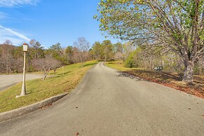 On-site Hiking: Expansive Retreat in Kingsport!