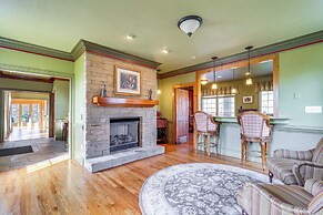 On-site Hiking: Expansive Retreat in Kingsport!