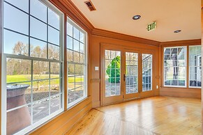 On-site Hiking: Expansive Retreat in Kingsport!