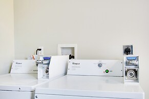 < 1 Mi to Lake Ontario: Oswego Group Retreat