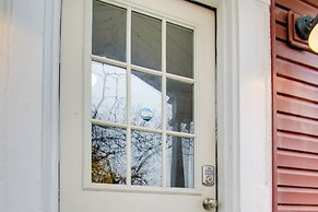 < 1 Mi to Lake Ontario: Oswego Group Retreat