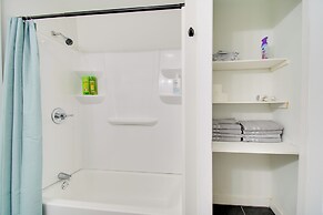 < 1 Mi to Lake Ontario: Oswego Group Retreat