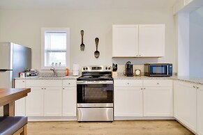 < 1 Mi to Lake Ontario: Oswego Group Retreat