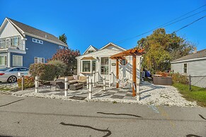 Walk to Beach: Water-view Abode in Portsmouth!