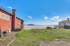 Walk to Beach: Water-view Abode in Portsmouth!
