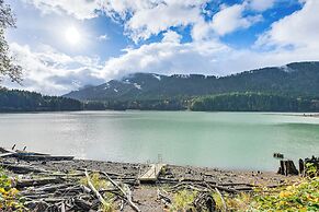 Waterfront Alder Lake Retreat: Private Deck!