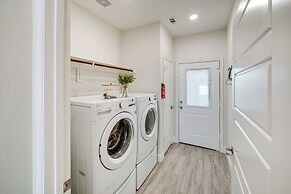 10 Mi to Dtwn Dallas: Chic Home w/ Yard!
