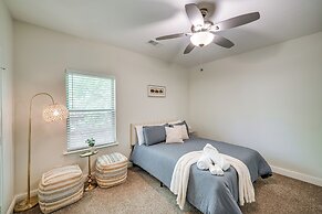 10 Mi to Dtwn Dallas: Chic Home w/ Yard!