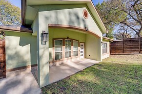 10 Mi to Dtwn Dallas: Chic Home w/ Yard!