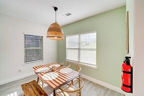 10 Mi to Dtwn Dallas: Chic Home w/ Yard!